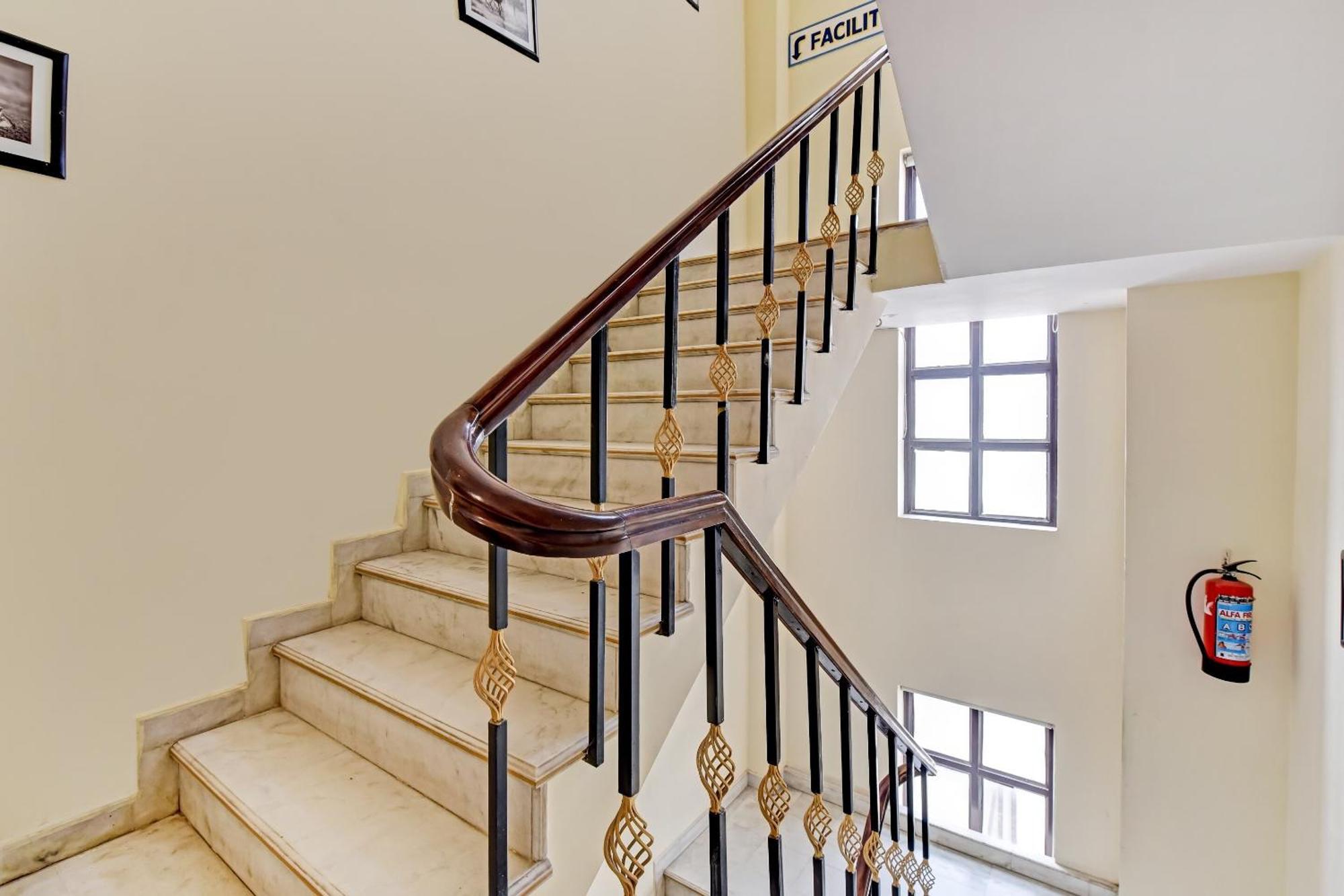 Collection O Hotel Four Boutique Kukas Екстер'єр фото