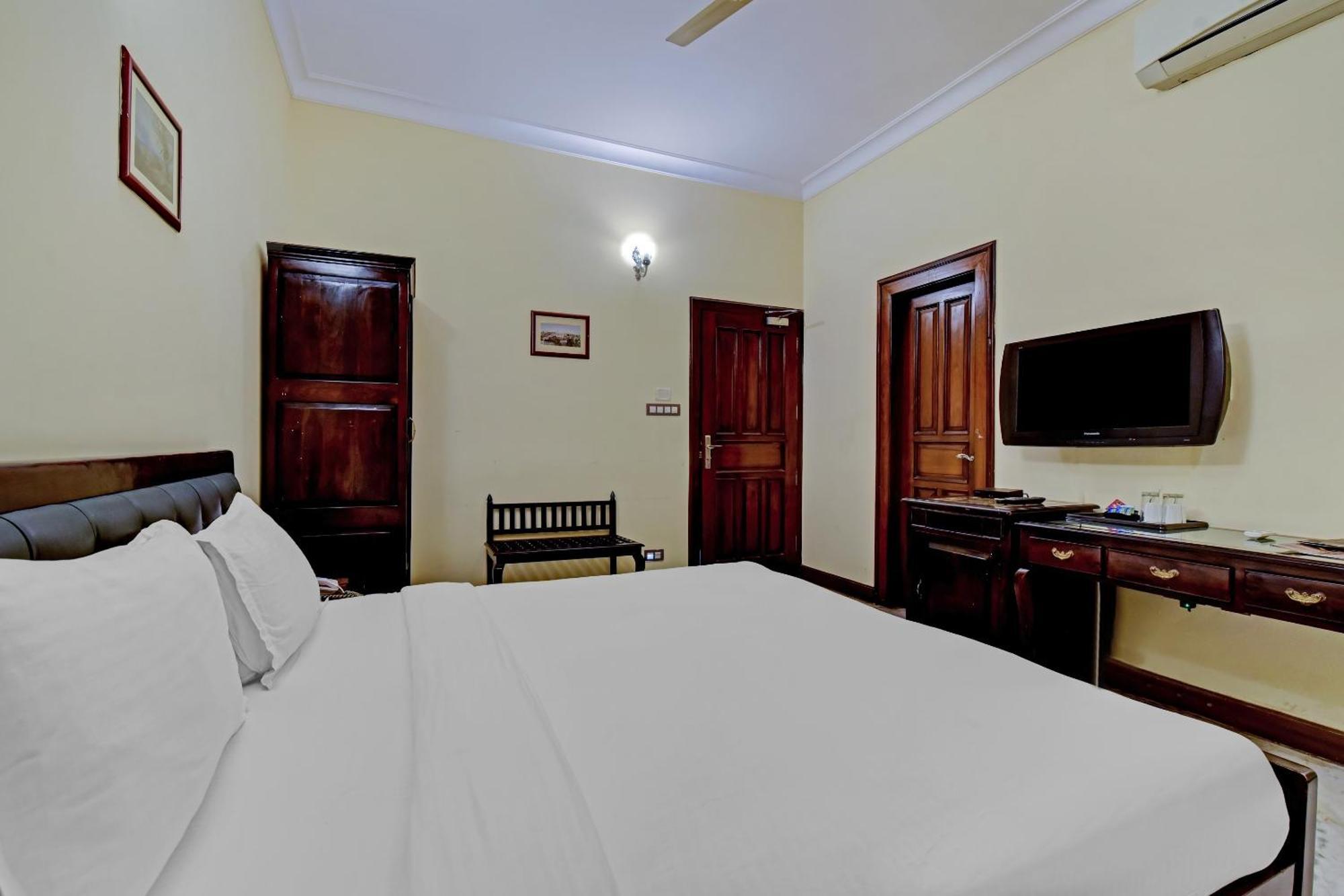 Collection O Hotel Four Boutique Kukas Екстер'єр фото