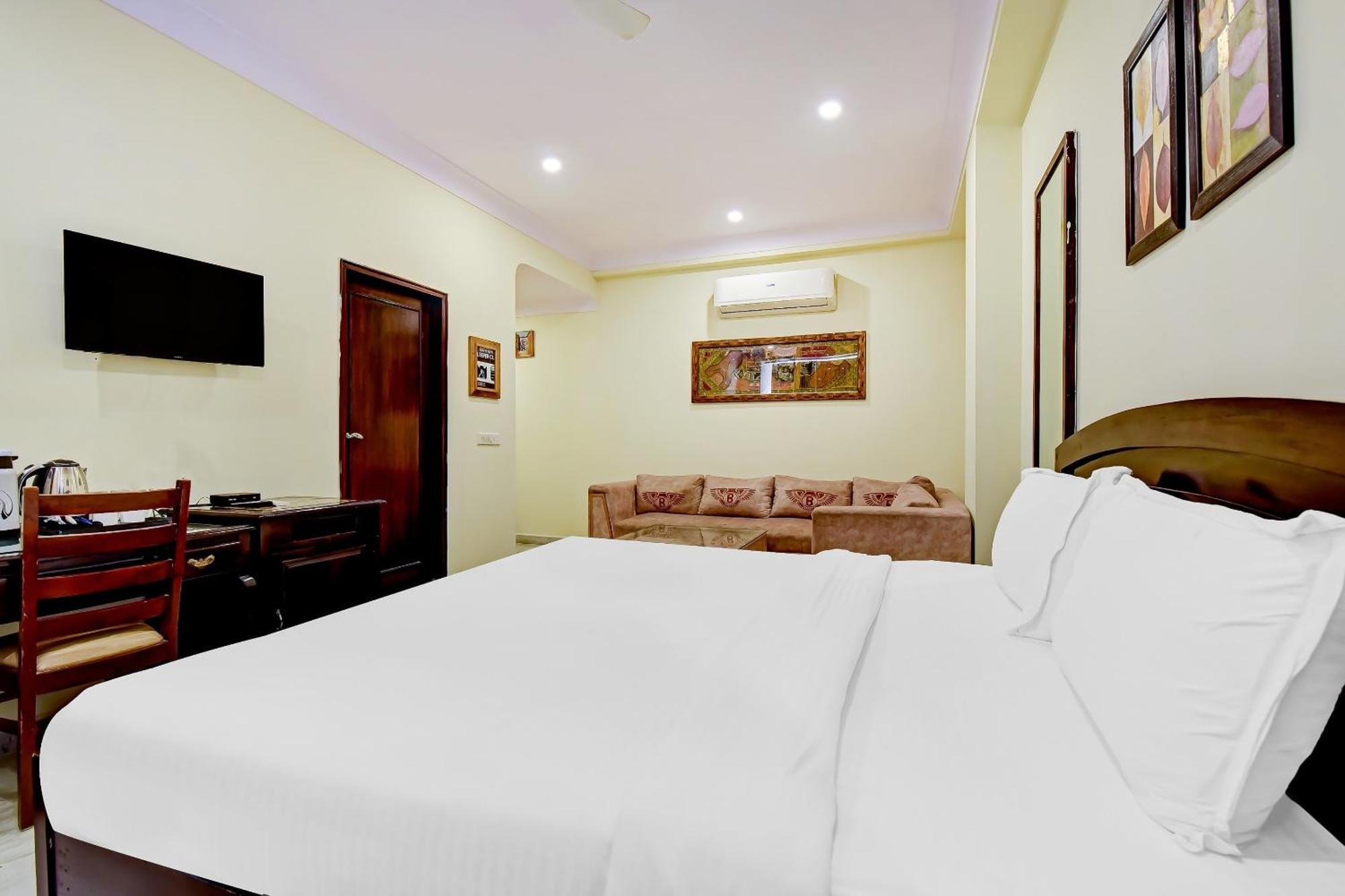 Collection O Hotel Four Boutique Kukas Екстер'єр фото