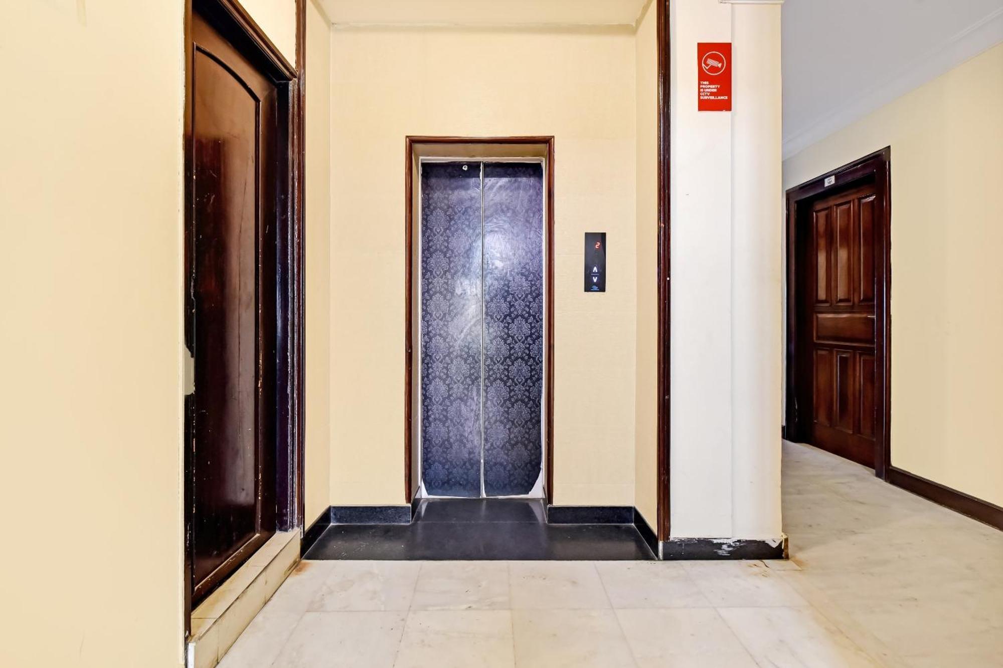 Collection O Hotel Four Boutique Kukas Екстер'єр фото