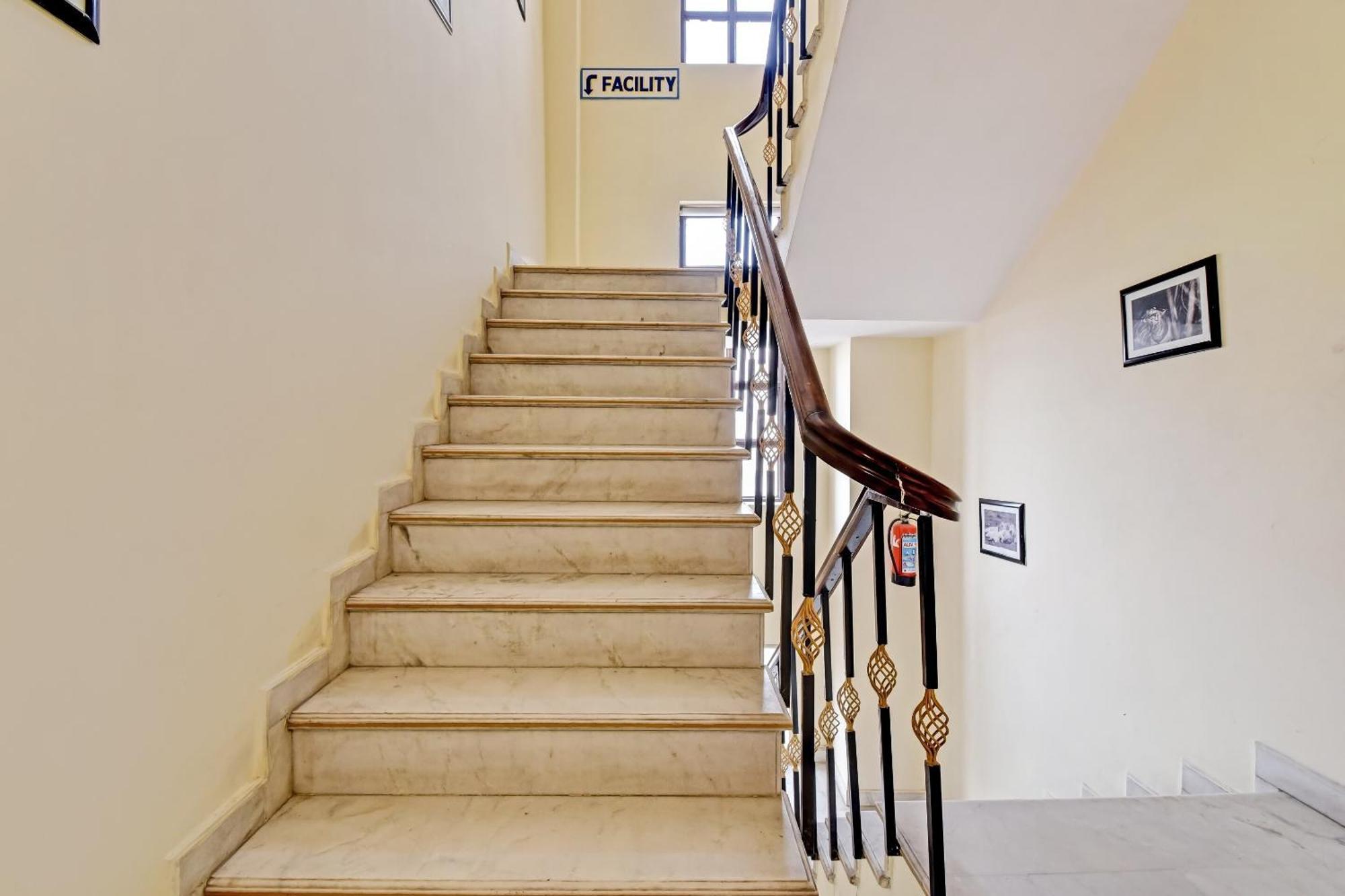 Collection O Hotel Four Boutique Kukas Екстер'єр фото