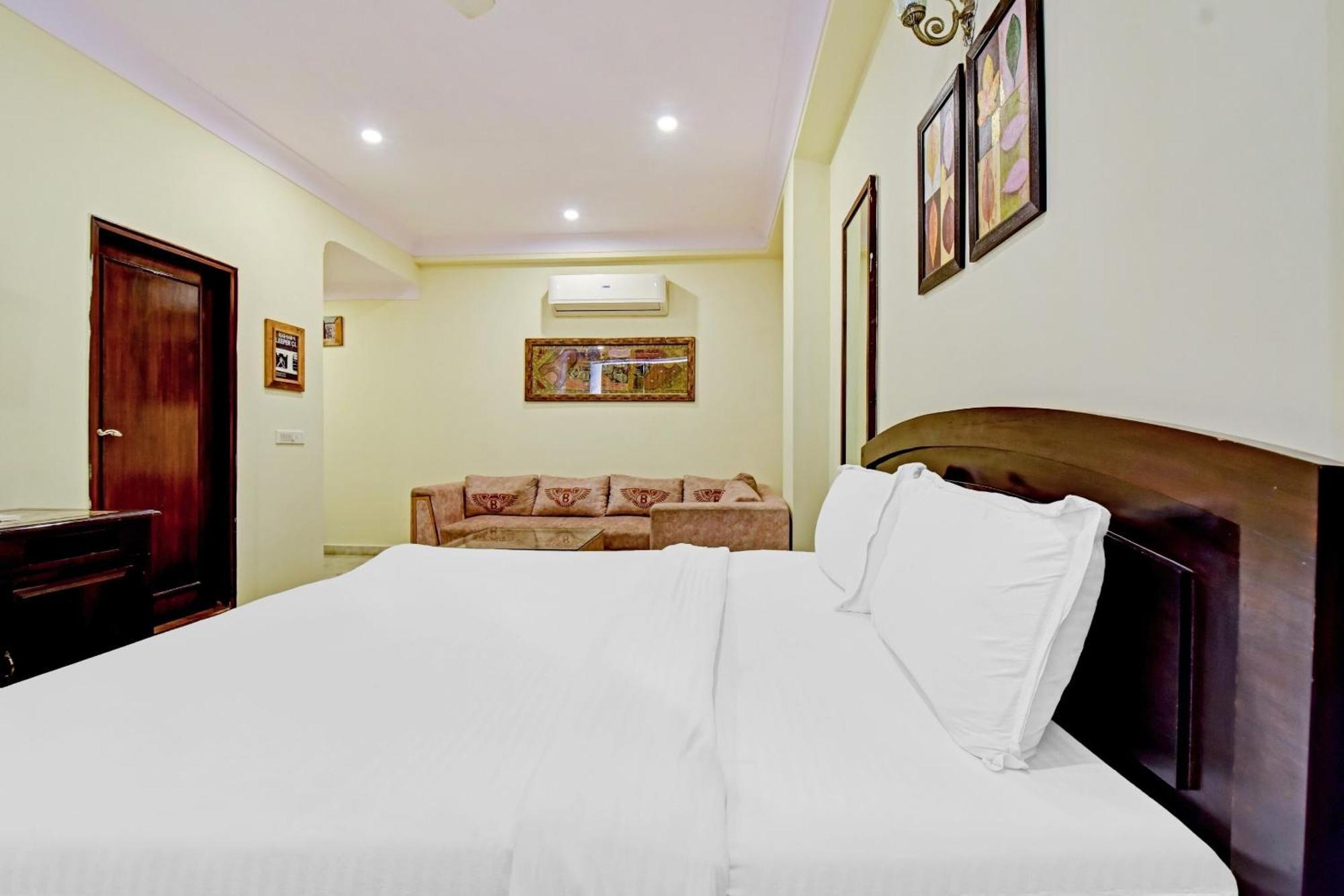 Collection O Hotel Four Boutique Kukas Екстер'єр фото