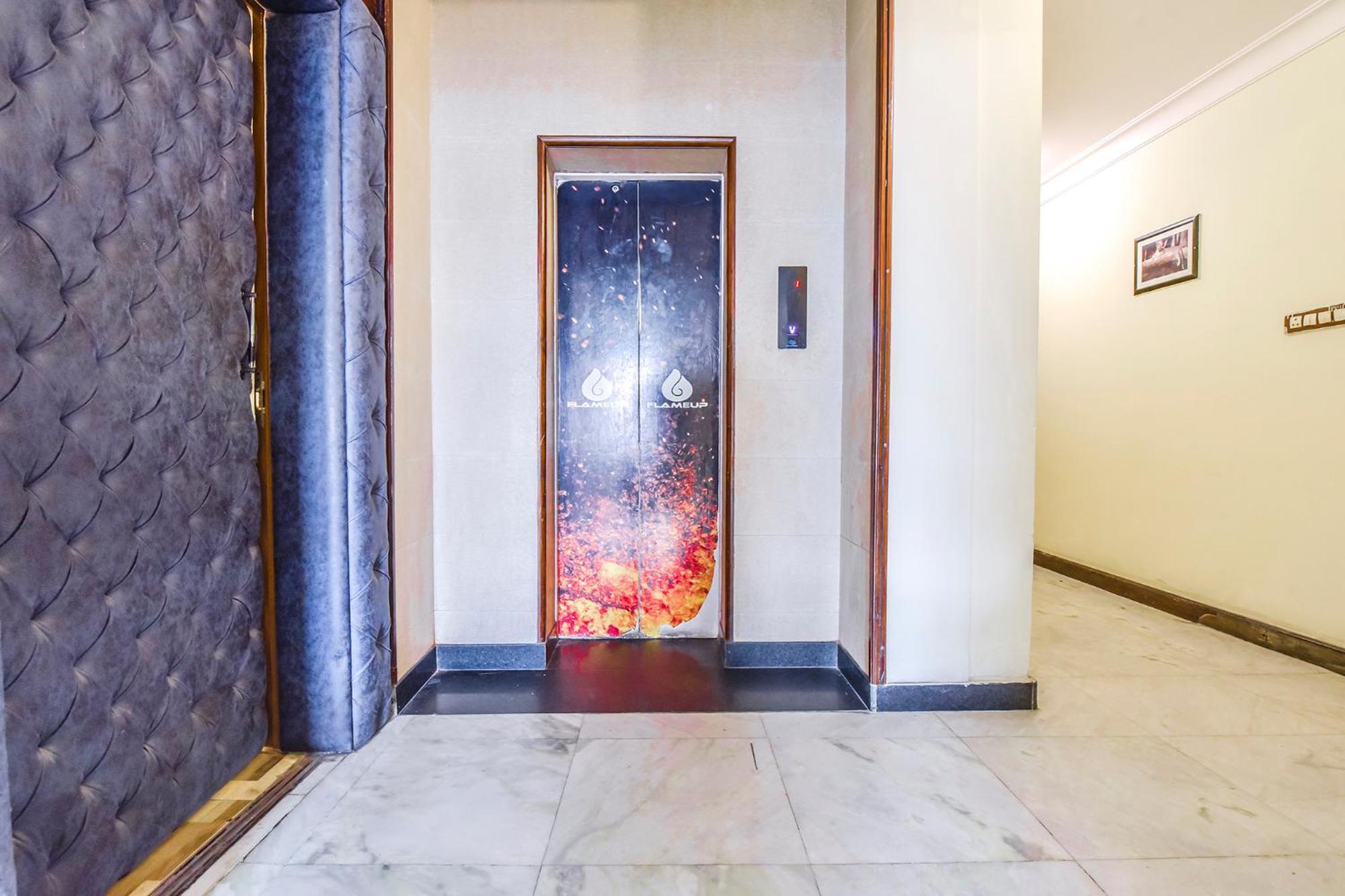 Collection O Hotel Four Boutique Kukas Екстер'єр фото