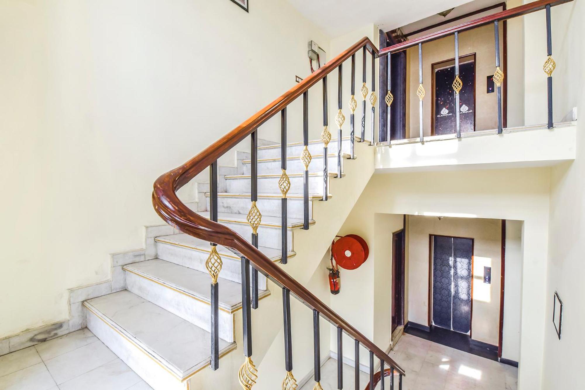 Collection O Hotel Four Boutique Kukas Екстер'єр фото