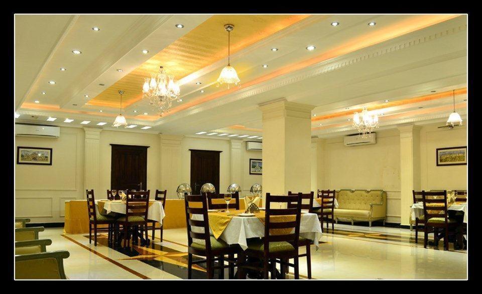Collection O Hotel Four Boutique Kukas Екстер'єр фото